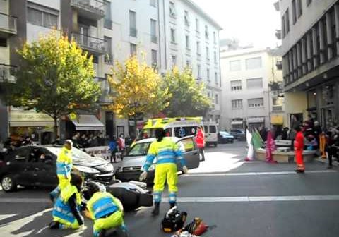 >Una simulazione di incidente stradale con soccorso nel centro storico di Arezzo